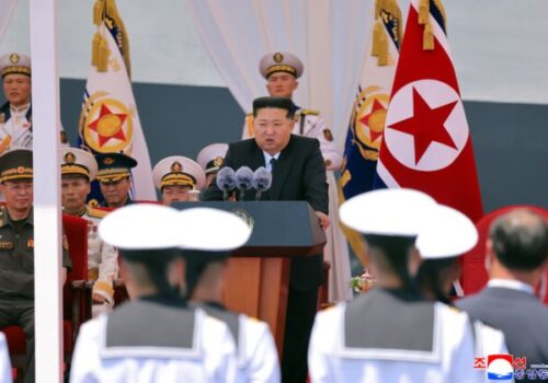 Kim Čong-un avizuje výstavbu 10-tisíctonových vojnových lodí a jadrové vyzbrojenie námorníctva