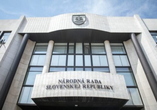 Poslanci parlamentu si užijú trojmesačné prázdniny, za 7 000 eur mesačne nechali na jeseň stovku neprerokovaných bodov