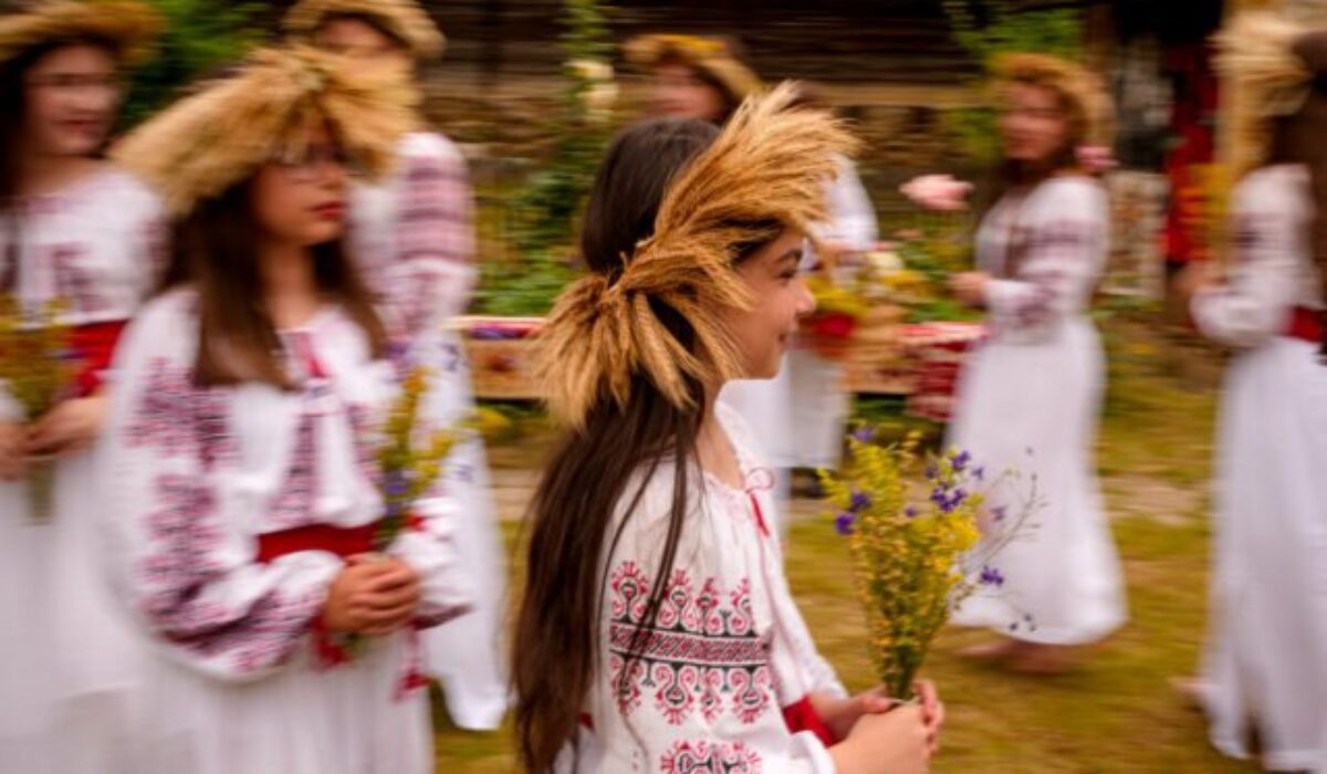 Top foto dňa (24. jún 2026): Oslava letného slnovratu, pastieri, sprievod Muharram, čmeliak a letné horúčavy