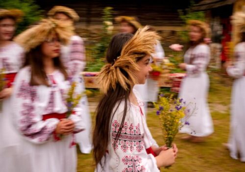 Top foto dňa (24. jún 2026): Oslava letného slnovratu, pastieri, sprievod Muharram, čmeliak a letné horúčavy