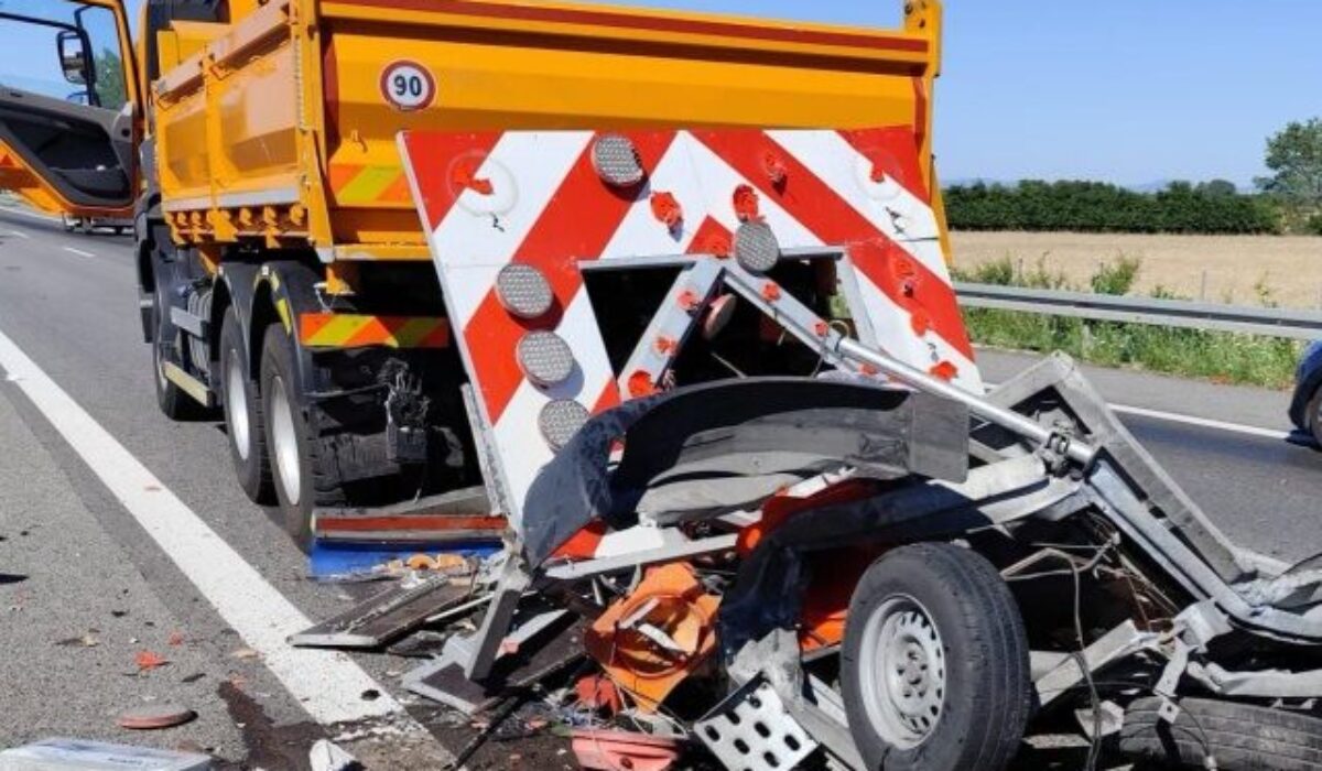 Po náraze do Diaľničnej patroly došlo k ďalšej nehode, osobné auto tentokrát vrazilo do vozidla cestárov – FOTO