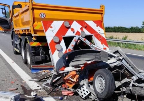 Po náraze do Diaľničnej patroly došlo k ďalšej nehode, osobné auto tentokrát vrazilo do vozidla cestárov – FOTO