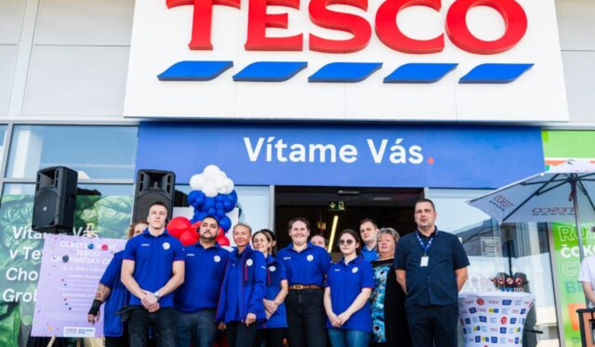Tesco sa rozširuje a modernizuje od Oravy po juh: Otvára 2 nové predajne a Online Nákupy už pre 85 % Slovákov
