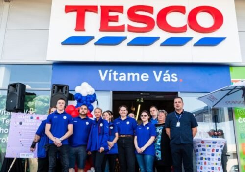 Tesco sa rozširuje a modernizuje od Oravy po juh: Otvára 2 nové predajne a Online Nákupy už pre 85 % Slovákov