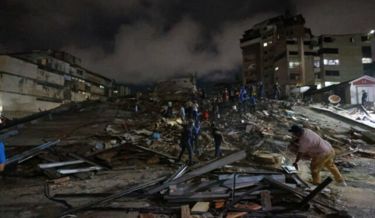 Top foto dňa (25. jún 2026): Zemetrasenie vo Venezuele, zrúteny útes vo Francúzsku a stavanie hniezda