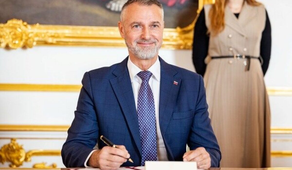 Raši odlieta na NATO samit do Istanbulu. Potvrdí ukotvenie Slovenska v aliancii a možno sa stretne aj Erdoganom