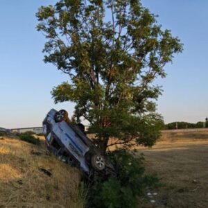 Diaľničná polícia mala nehodu pri presune k pokazenému autu, skončila prevrátené na streche mimo vozovky – FOTO