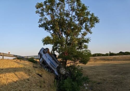 Diaľničná polícia mala nehodu pri presune k pokazenému autu, skončila prevrátené na streche mimo vozovky – FOTO