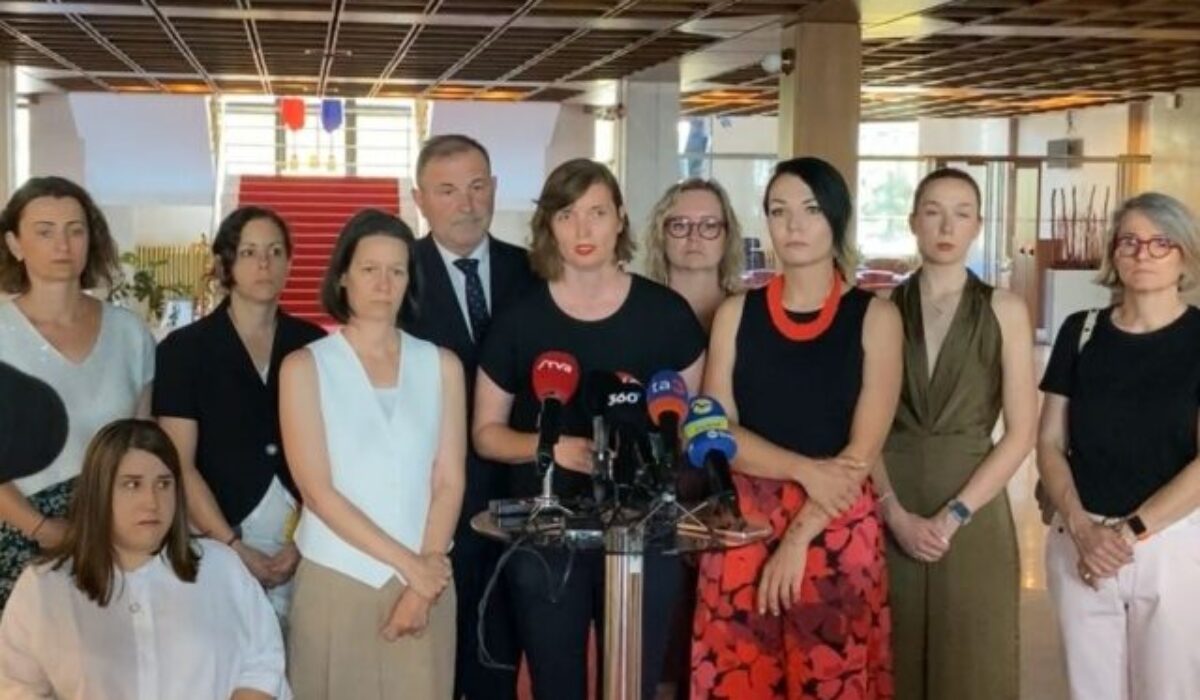 Ľudskoprávny výbor o násilí na ženách nediskutoval, prítomných bolo len päť opozičných poslancov – VIDEO