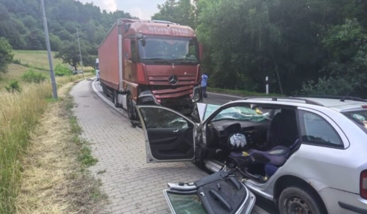 Pri zrážke osobného auta s kamiónom v Giraltovciach zomreli dve ženy, vodič sa ťažko zranil – FOTO