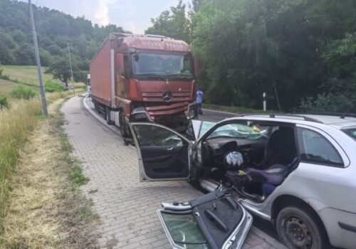 Pri zrážke osobného auta s kamiónom v Giraltovciach zomreli dve ženy, vodič sa ťažko zranil – FOTO