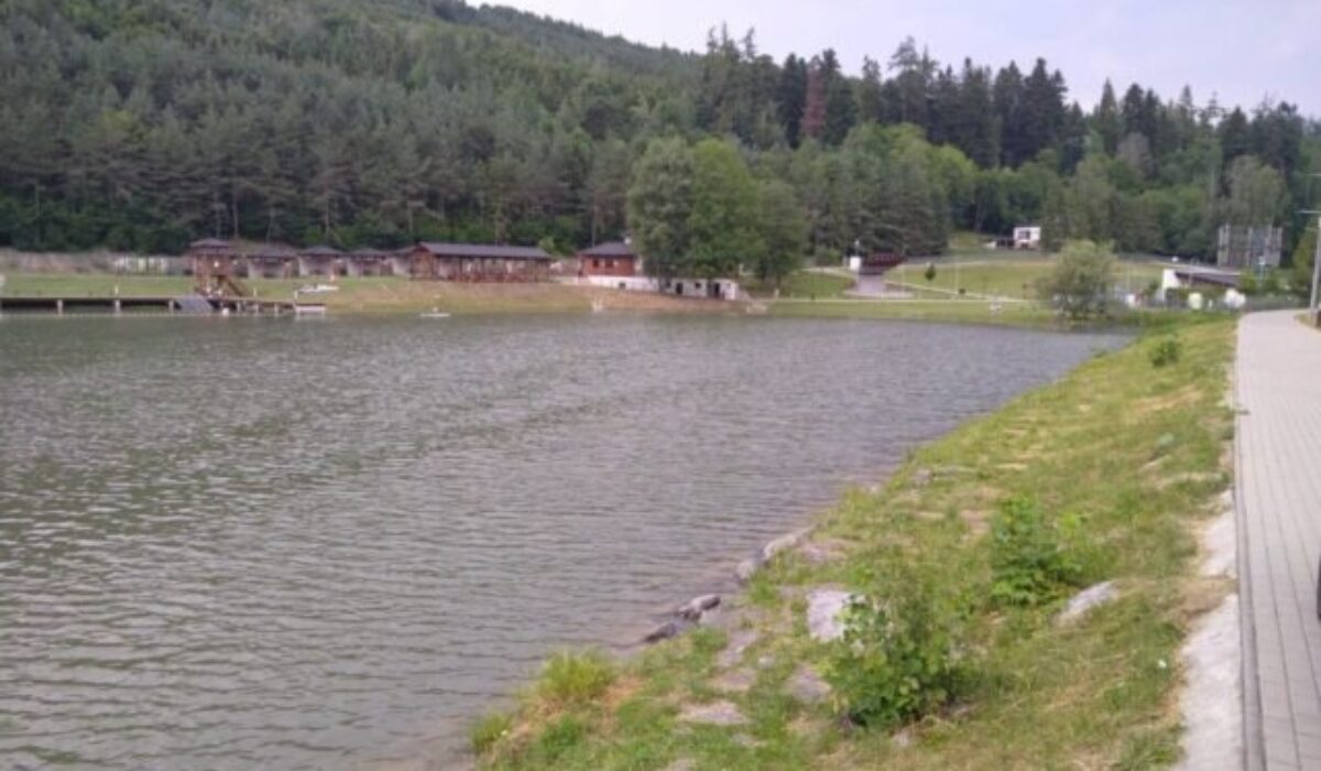 V multifunkčnom areáli v Levoči sa utopil 25-ročný muž, kúpal sa v časti na vlastnú zodpovednosť – FOTO