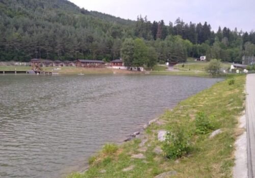 V multifunkčnom areáli v Levoči sa utopil 25-ročný muž, kúpal sa v časti na vlastnú zodpovednosť – FOTO