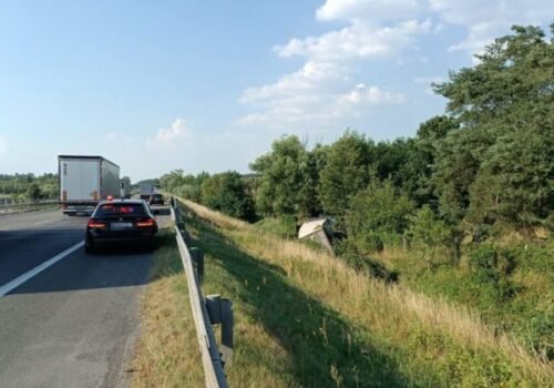 Tragická nehoda kamióna na D2: Vodič zraneniam podľahol, dopravu museli dočasne odkloniť – FOTO