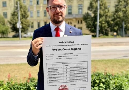 Päťky a jedna jednotka. Šimko vystavil vysvedčenie županovi Trnkovi – FOTO