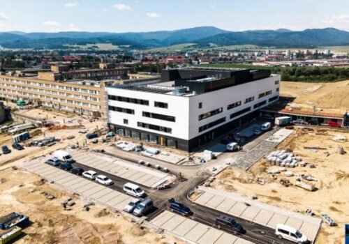 Nový pavilón spišskonovoveskej nemocnice má dokončenú fasádu. Výstavba naďalej pokračuje s časovým predstihom 