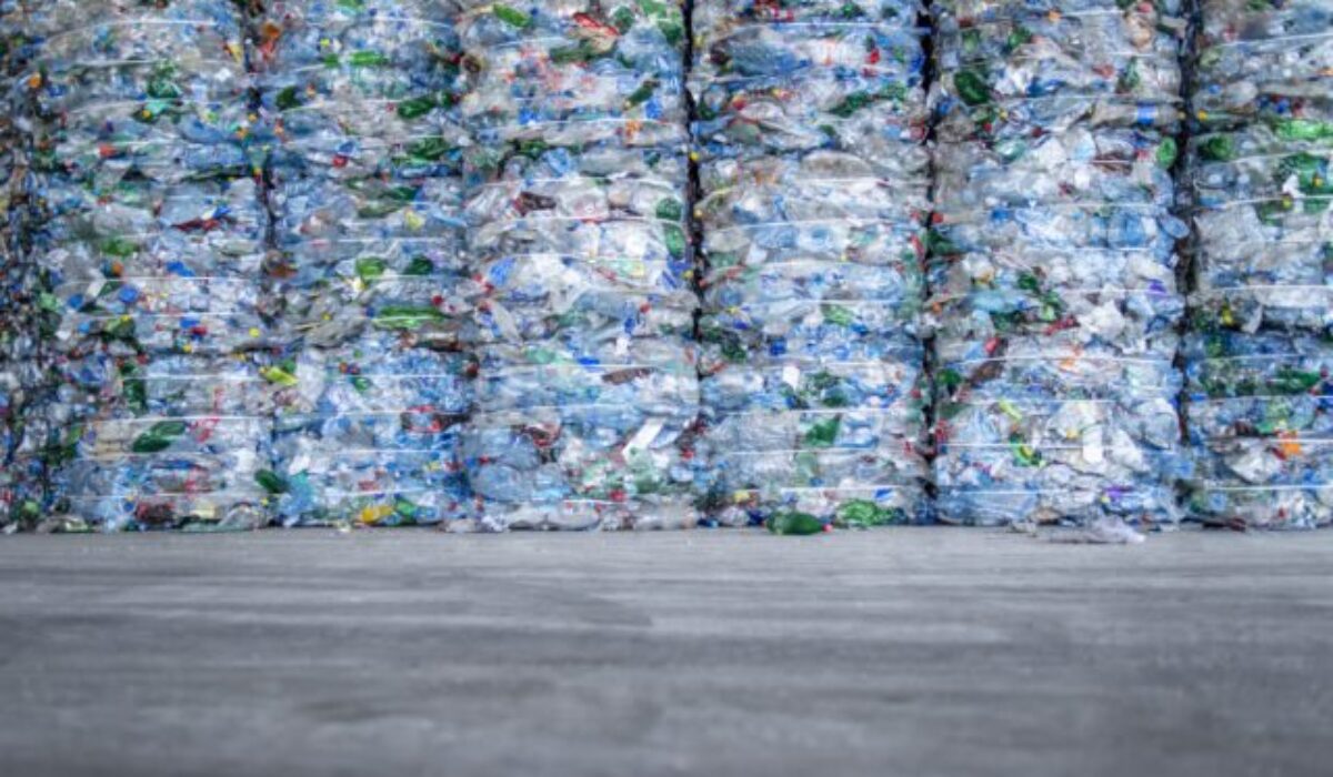 Brusel povolil širšie využívanie chemickej recyklácie pri výrobe plastových fliaš