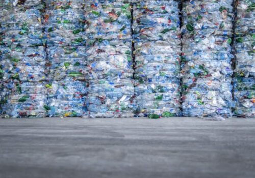 Brusel povolil širšie využívanie chemickej recyklácie pri výrobe plastových fliaš
