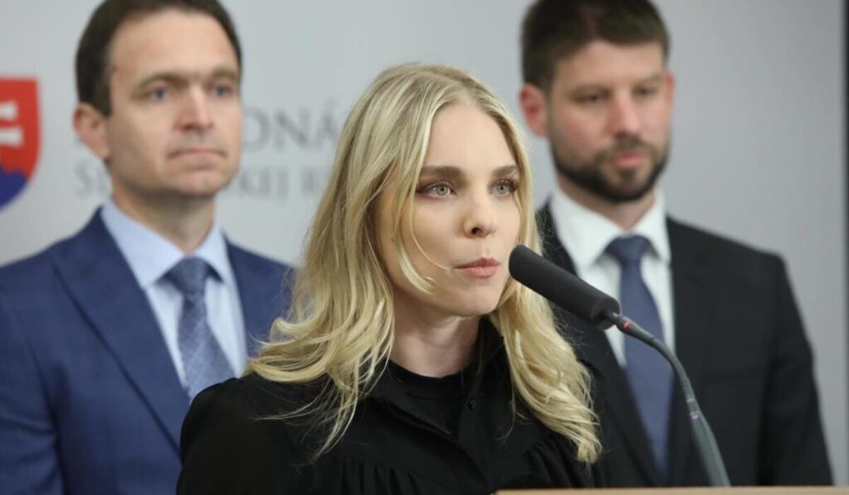Cifrová Ostrihoňová mala poriadne horúce chvíle! Moderátor jej priamo v štúdiu vyvrátil argument, predtým obhajovala aj platenie telefónov rodine Šimečkovcov