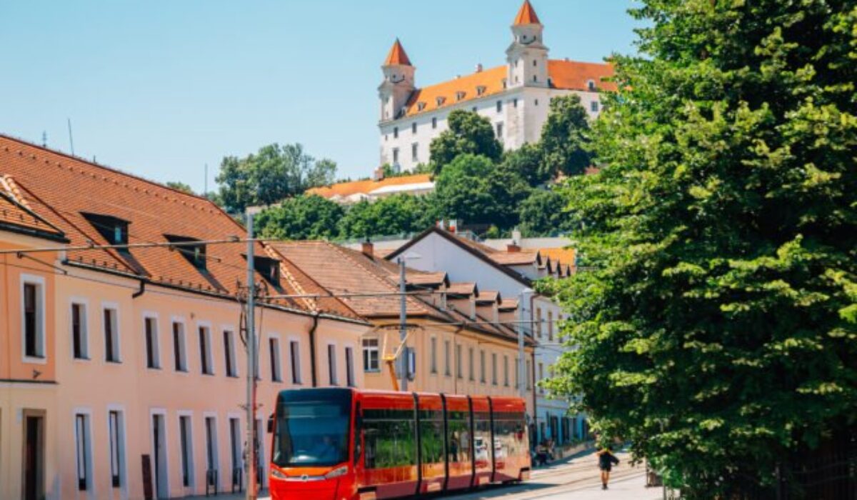 Ako v Bratislave dostať ľudí z áut do MHD? Vallo, Winkler, Ráž a ďalší kandidáti na primátora predstavili návrhy