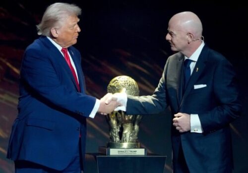 Európski poslanci žiadajú FIFA o prešetrenie vyšetrovanie Infantina za udelenie cenymieru Trumpovi