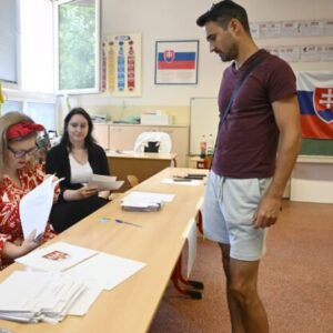 Top foto dňa (4. júl 2026): Referendum 2026, plavba lodí a tibetské deti hrajú futbal