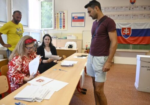 Top foto dňa (4. júl 2026): Referendum 2026, plavba lodí a tibetské deti hrajú futbal
