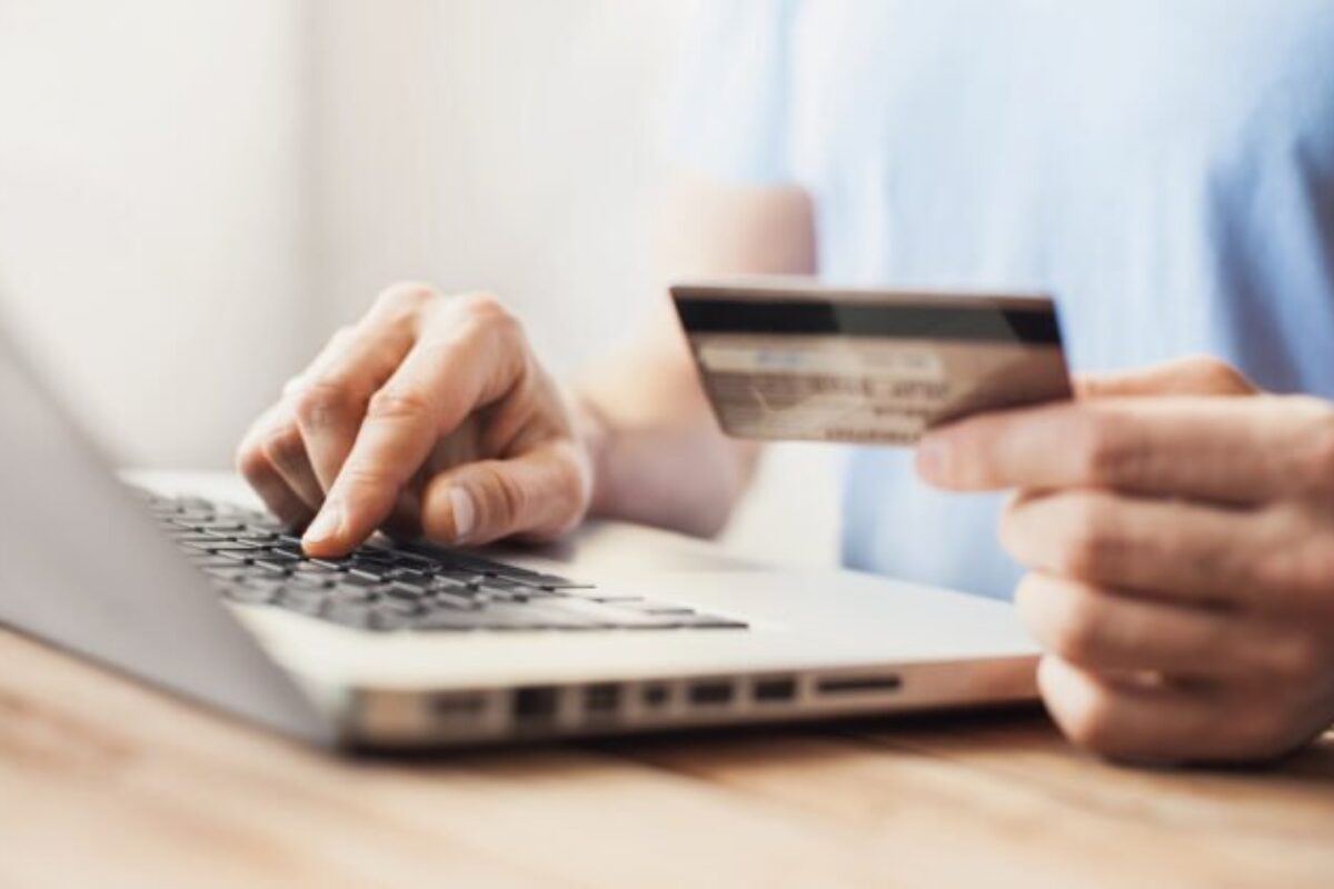 44070_gettyimages-623205372-640x420.jpg Aj nákup cez sociálne siete môže podliehať rovnakým pravidlám ako e-shop. Rozhodujú dve dôležité podmienky