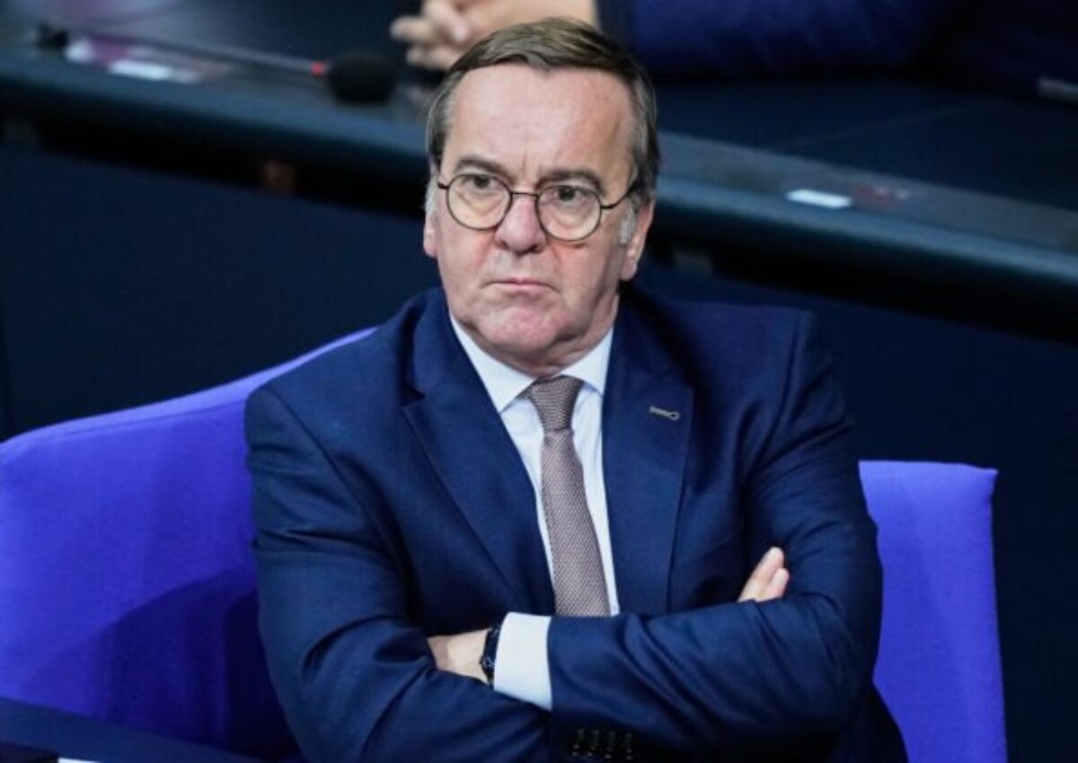 Nemecký minister obrany odmieta poskytovať informácie krajinským vládam, ak ich ovládne krajná pravica