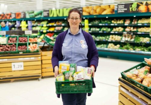 Tesco za 10 rokov znížilo potravinový odpad o 81 %. Ľuďom v núdzi darovalo už viac ako 66 miliónov porcií jedla
