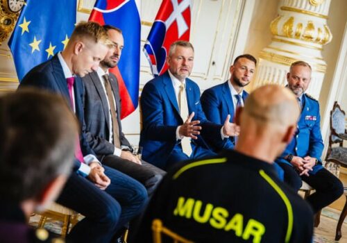 Pellegrini prijal hasičov a záchranárov po návrate z misie vo Venezuele, ocenil ich nasadenie aj odvahu – VIDEO