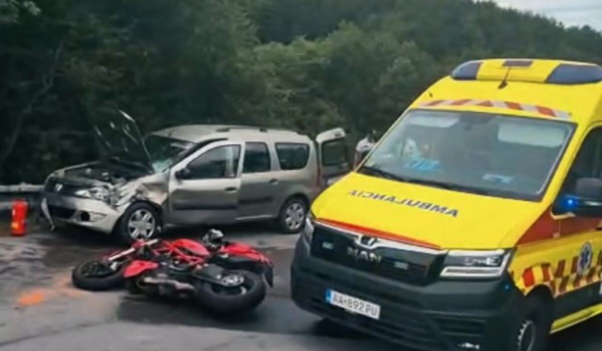 Tragická dopravná nehoda si vyžiadala život motocyklistu, zrazil sa s osobným autom v protismere – VIDEO