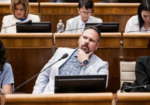 Progresívci volajú po zmene, obce aj počas horúčav dostávajú peniaze na odhŕňanie snehu