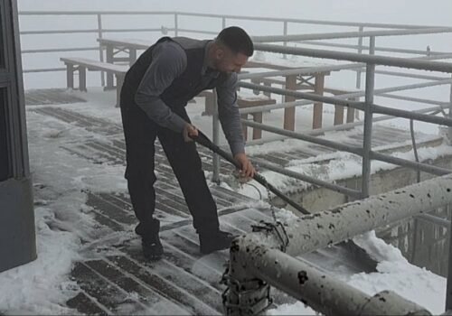 Leto v Tatrách ukázalo nevyspytateľnú tvár, na Lomnickom štíte zamestnanci odhŕňali sneh – VIDEO