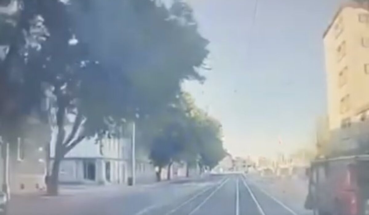Električka sa v Bratislave zrazila so zametacím vozidlom, vodič skončil v nemocnici – VIDEO