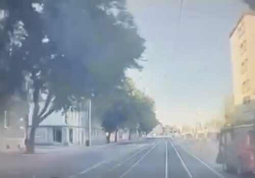 Električka sa v Bratislave zrazila so zametacím vozidlom, vodič skončil v nemocnici – VIDEO