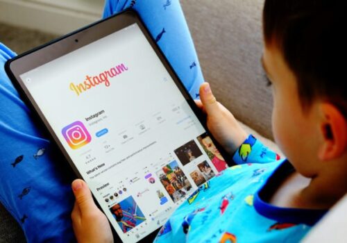 Už aj Mete hrozí mastná pokuta. Komisia žiada, aby zmenila návykový dizajn Facebooku a Instragramu