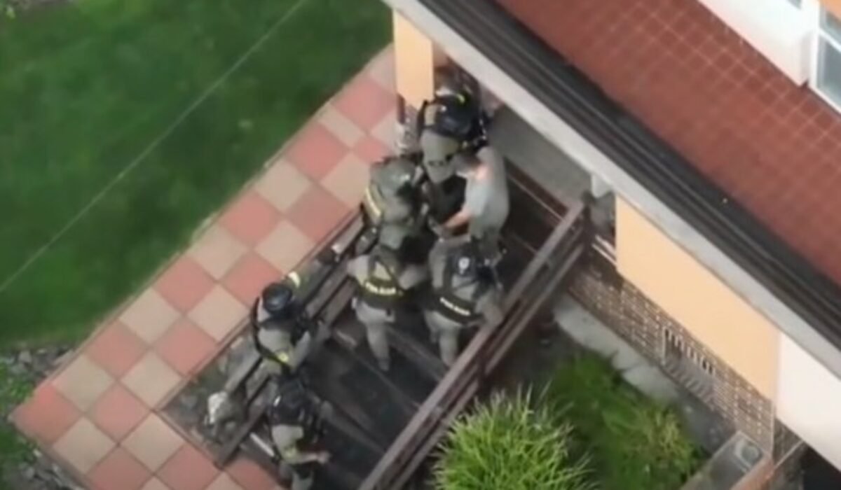 ÚBOK obvinil dvojicu z prevádzačstva, pobytové oprávnenie nezákonne poskytli až 77 osobám – VIDEO