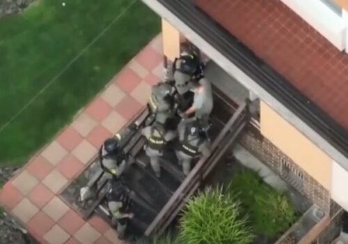 ÚBOK obvinil dvojicu z prevádzačstva, pobytové oprávnenie nezákonne poskytli až 77 osobám – VIDEO