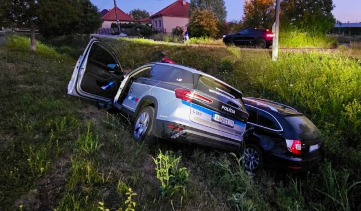 Opitý vodič unikal pred policajtmi, obe autá napokon skončili v odvodňovacom kanáli – FOTO