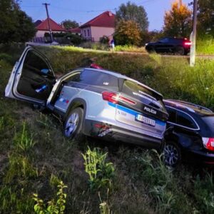 Opitý vodič unikal pred policajtmi, obe autá napokon skončili v odvodňovacom kanáli – FOTO