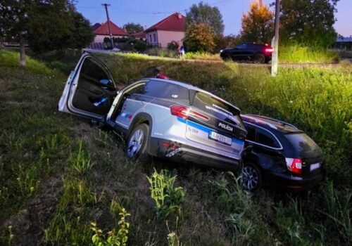 Opitý vodič unikal pred policajtmi, obe autá napokon skončili v odvodňovacom kanáli – FOTO