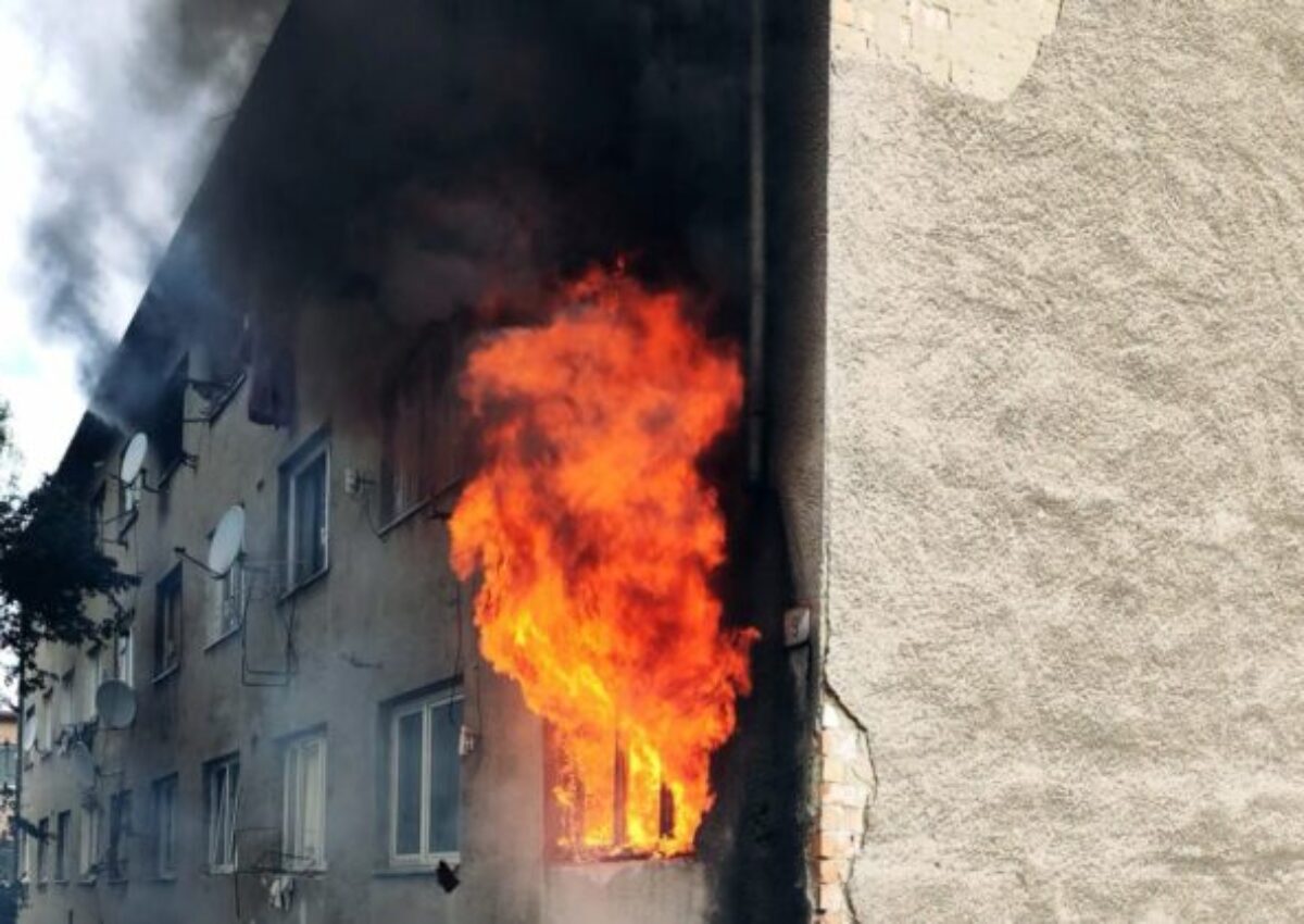Vo Fiľakove vypukol požiar bytového domu. Štvorročné dieťa museli oživovať, do nemocnice previezli aj ďalších ľudí – FOTO