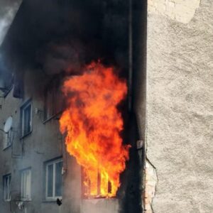 Vo Fiľakove vypukol požiar bytového domu. Štvorročné dieťa museli oživovať, do nemocnice previezli aj ďalších ľudí – FOTO