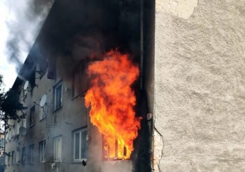 Vo Fiľakove vypukol požiar bytového domu. Štvorročné dieťa museli oživovať, do nemocnice previezli aj ďalších ľudí – FOTO