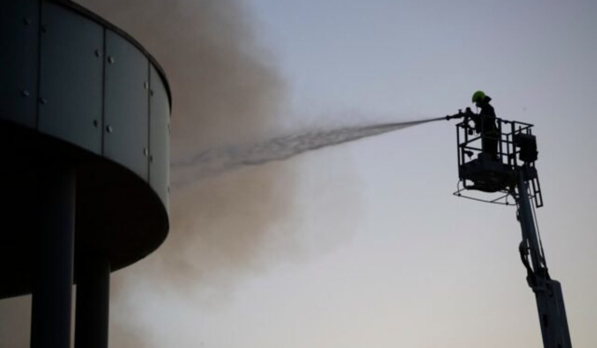 44730_greece_fire_67446-640x420.jpg V Aténach horela hala používaná počas OH 2004, po požiari sa zrútila strecha – VIDEO