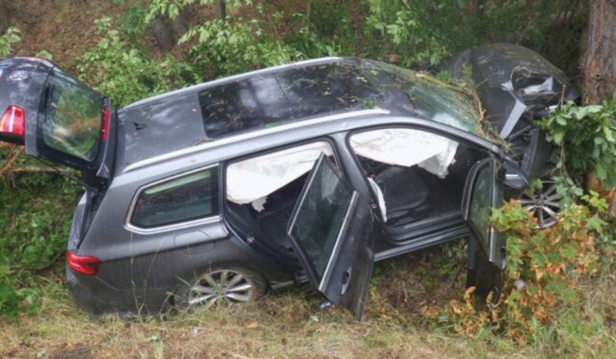 Pri obci Lutila havarovalo auto s deťmi, vodič mal podľa polície dostať mikrospánok – FOTO