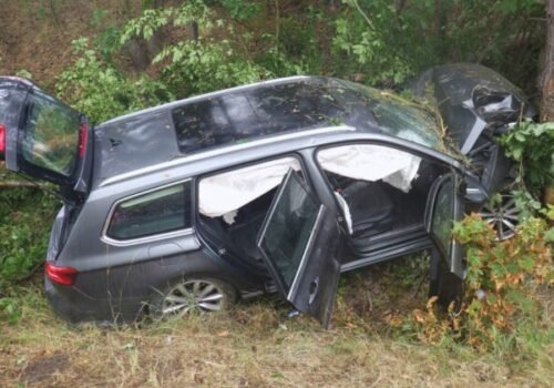 Pri obci Lutila havarovalo auto s deťmi, vodič mal podľa polície dostať mikrospánok – FOTO