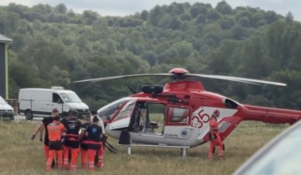 Výbuch pri manipulácii s propánovými fľašami pri Trenčíne zranil dvoch ľudí. Jedného prevážal do nemocnice vrtuľník – VIDEO