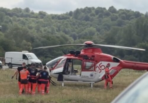 Výbuch pri manipulácii s propánovými fľašami pri Trenčíne zranil dvoch ľudí. Jedného prevážal do nemocnice vrtuľník – VIDEO